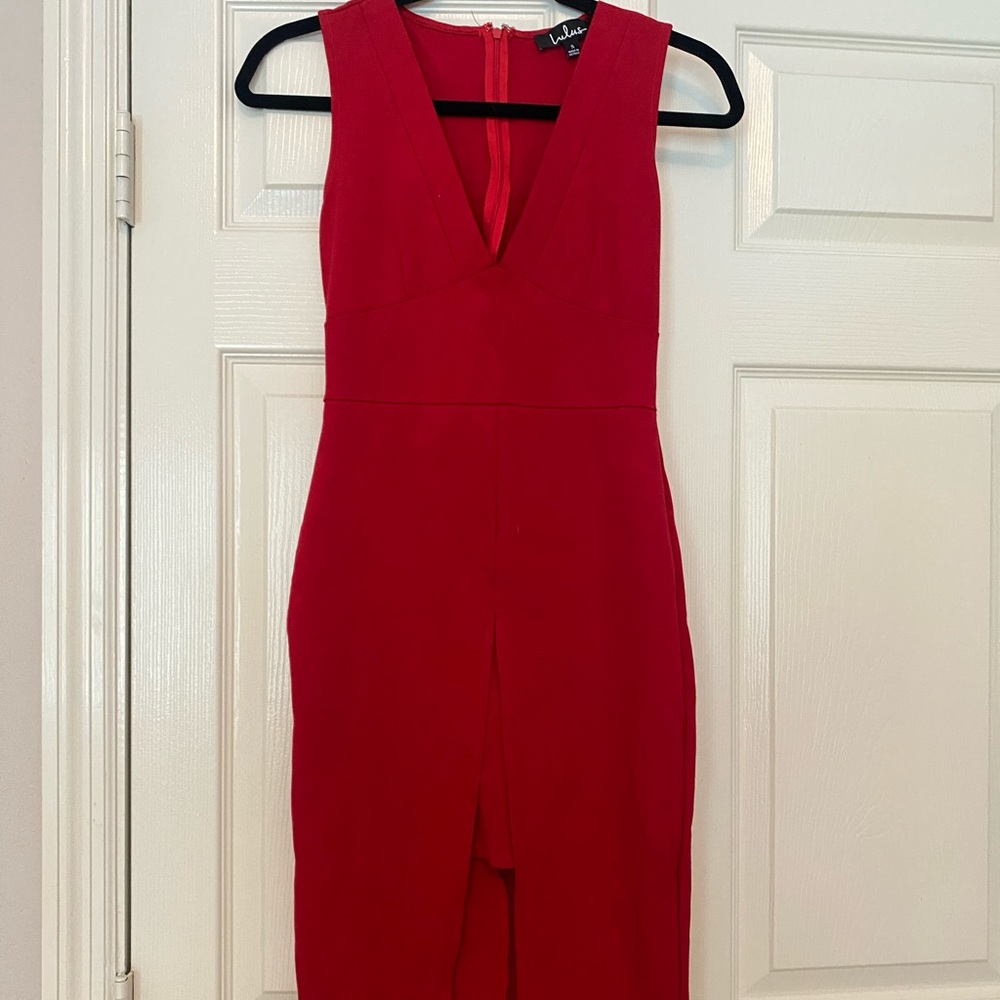 Lulu’s red dress with slit